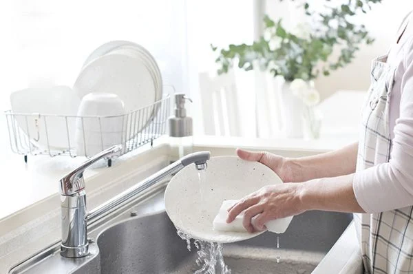 Làm sạch mùi đồ nhựa bằng nước nóng và nước rửa chén