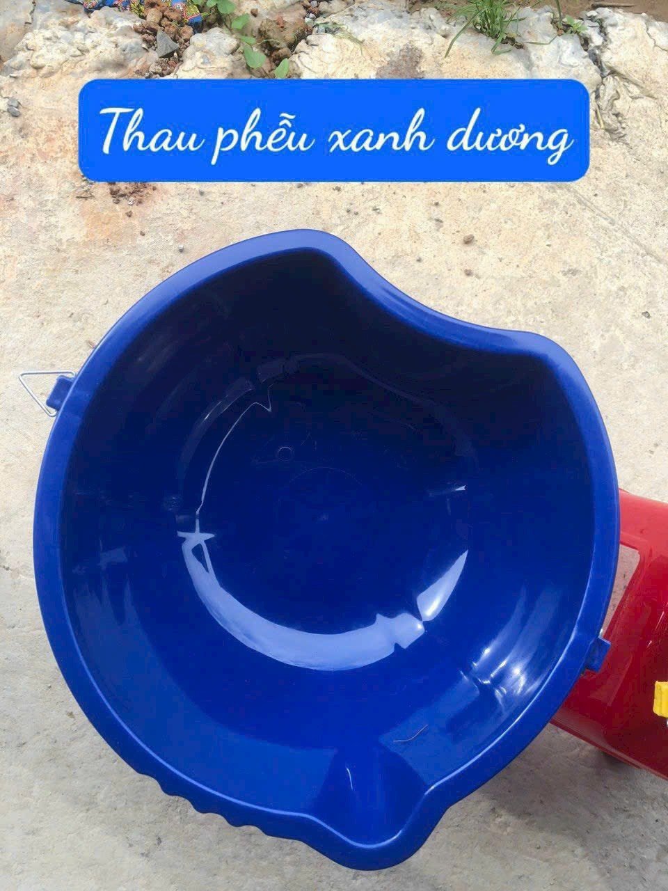 Thau rải phân màu xanh dương